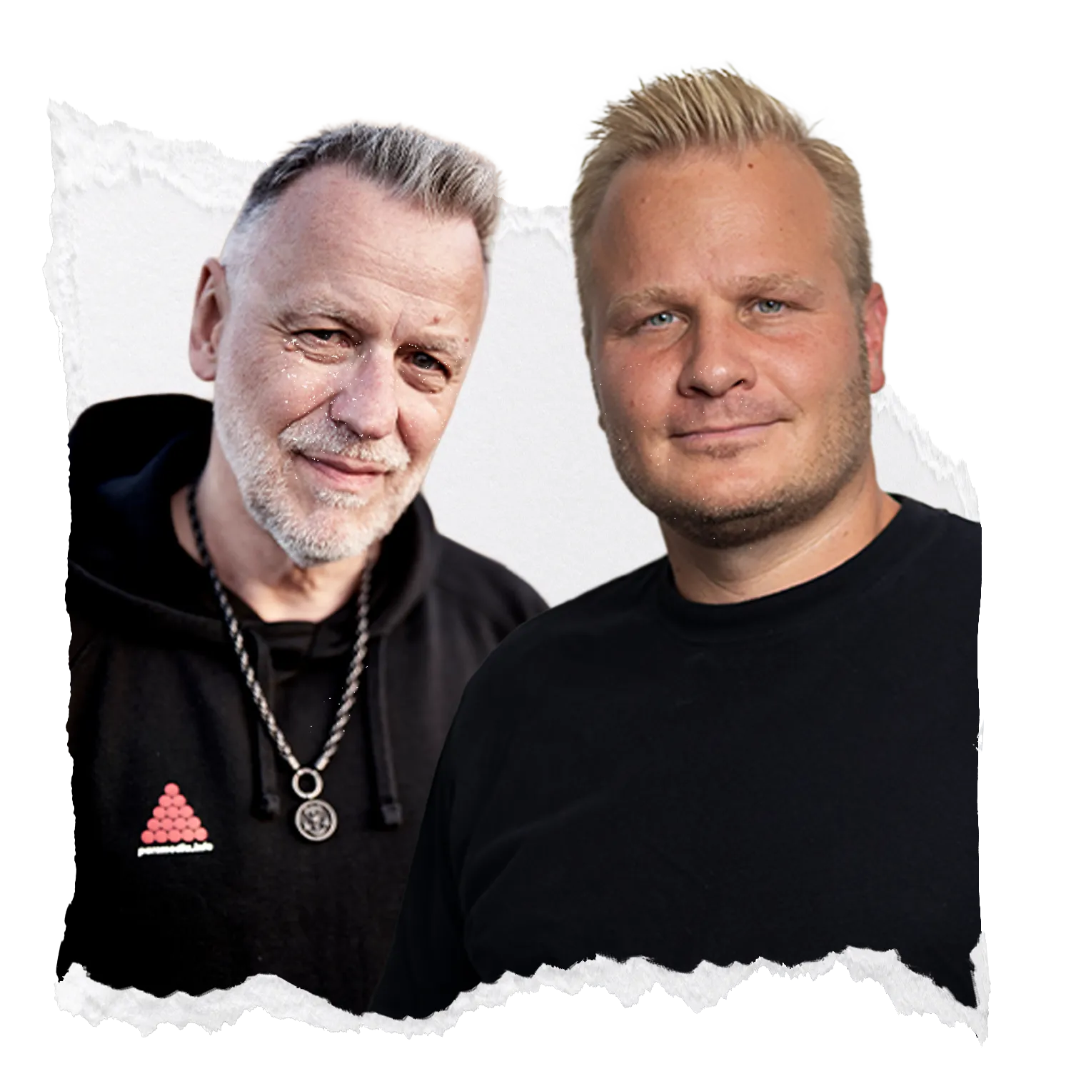 Zwei Musiker im Porträt, lächelnd nebeneinander vor neutralem Hintergrund
