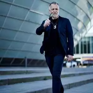 Klaus Schenkmann vor modernen Gebäude fotografiert von Reinhard Rosendahl