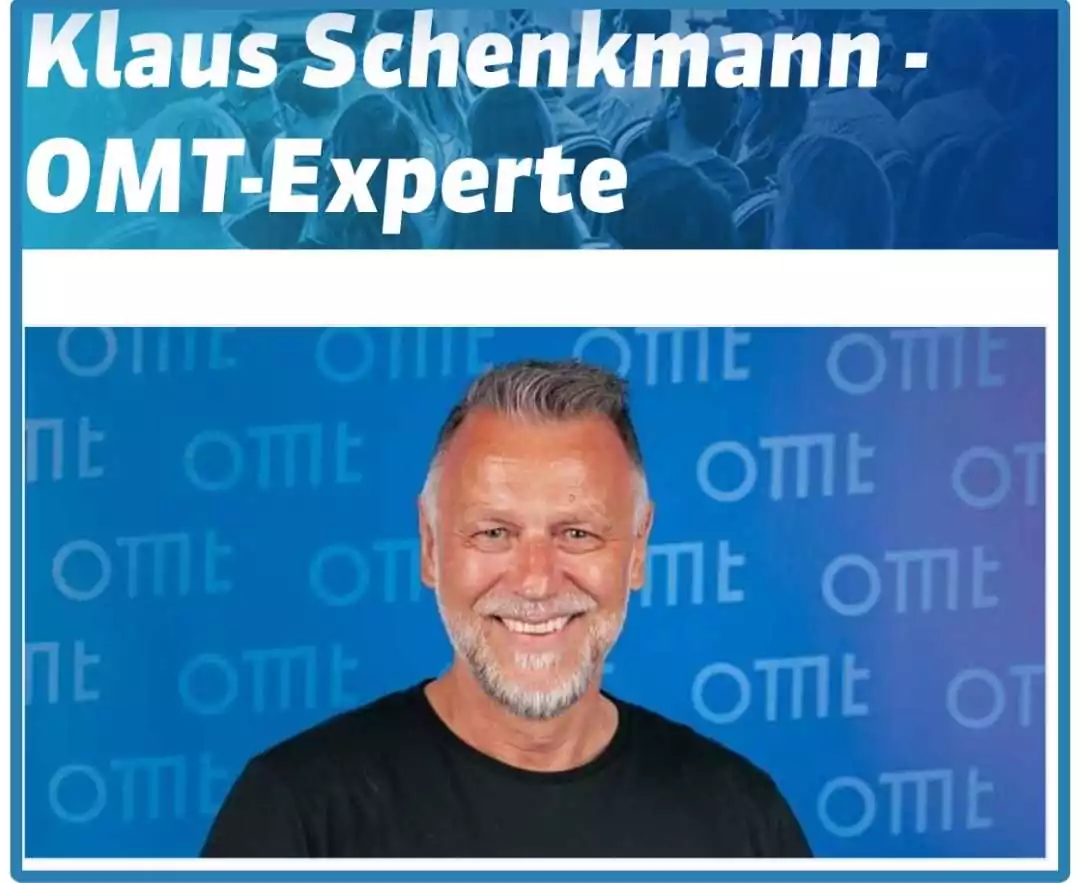 Klaus Schenkmann, OMT-Experte, Porträt mit blauem OMT-Schriftzug