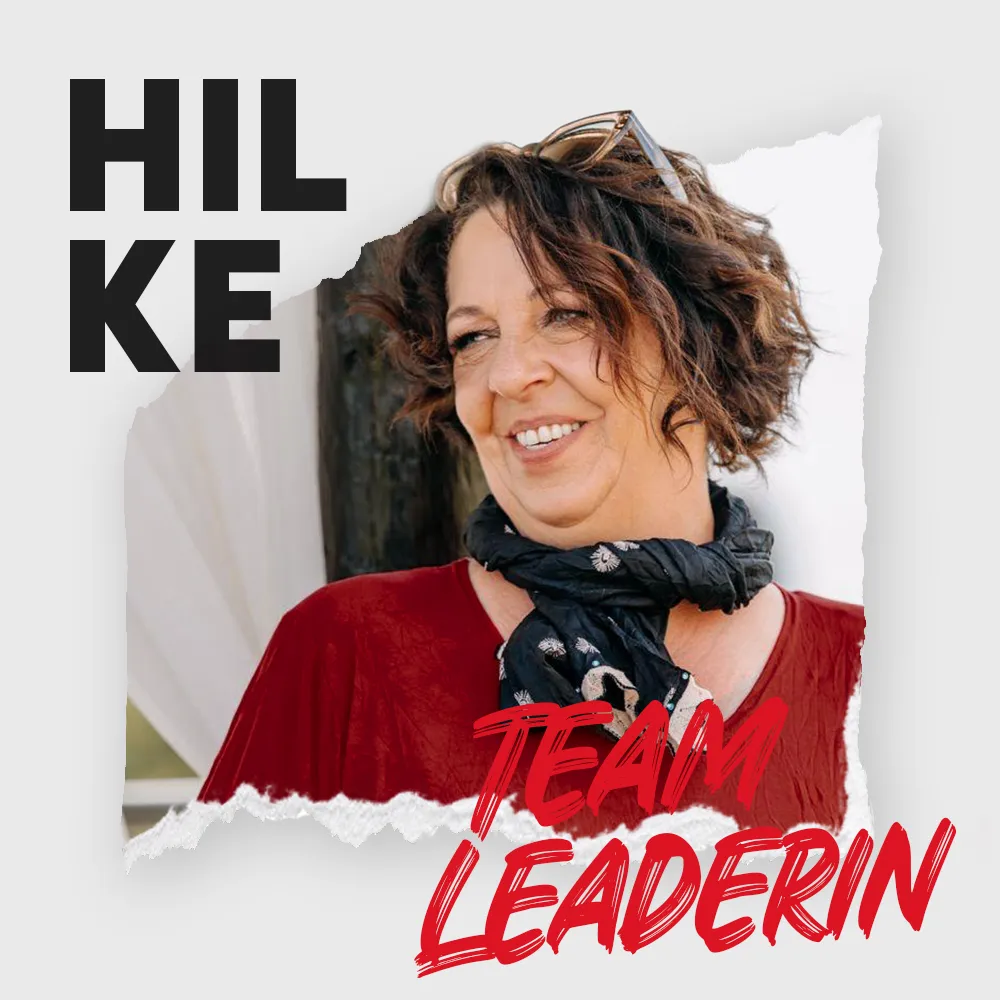 Lächelnde Hilke mit Schal; Text „HILKE“ und „TEAM LEADERN“ auf der Grafik.