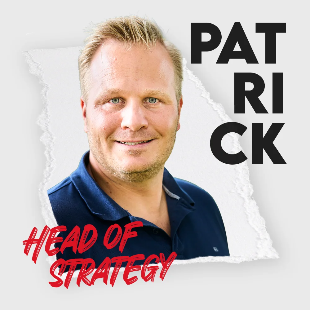 Porträt Patrick Neumann mit Aufschrift „PATRICK“ und „#HEAD OF STRATEGY“ (Head of Strategy).