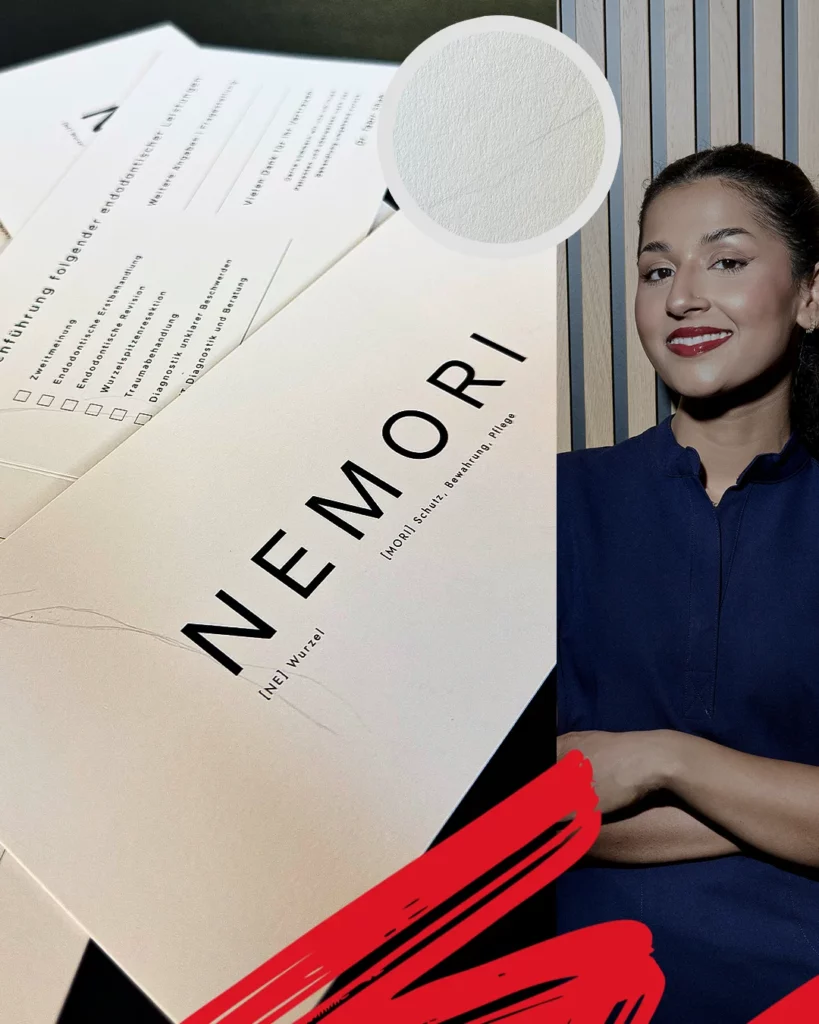 Pflegekraft hält einen Flyer mit großem Aufdruck „EMOR“ und Hinweis zur richtigen Wundpflege